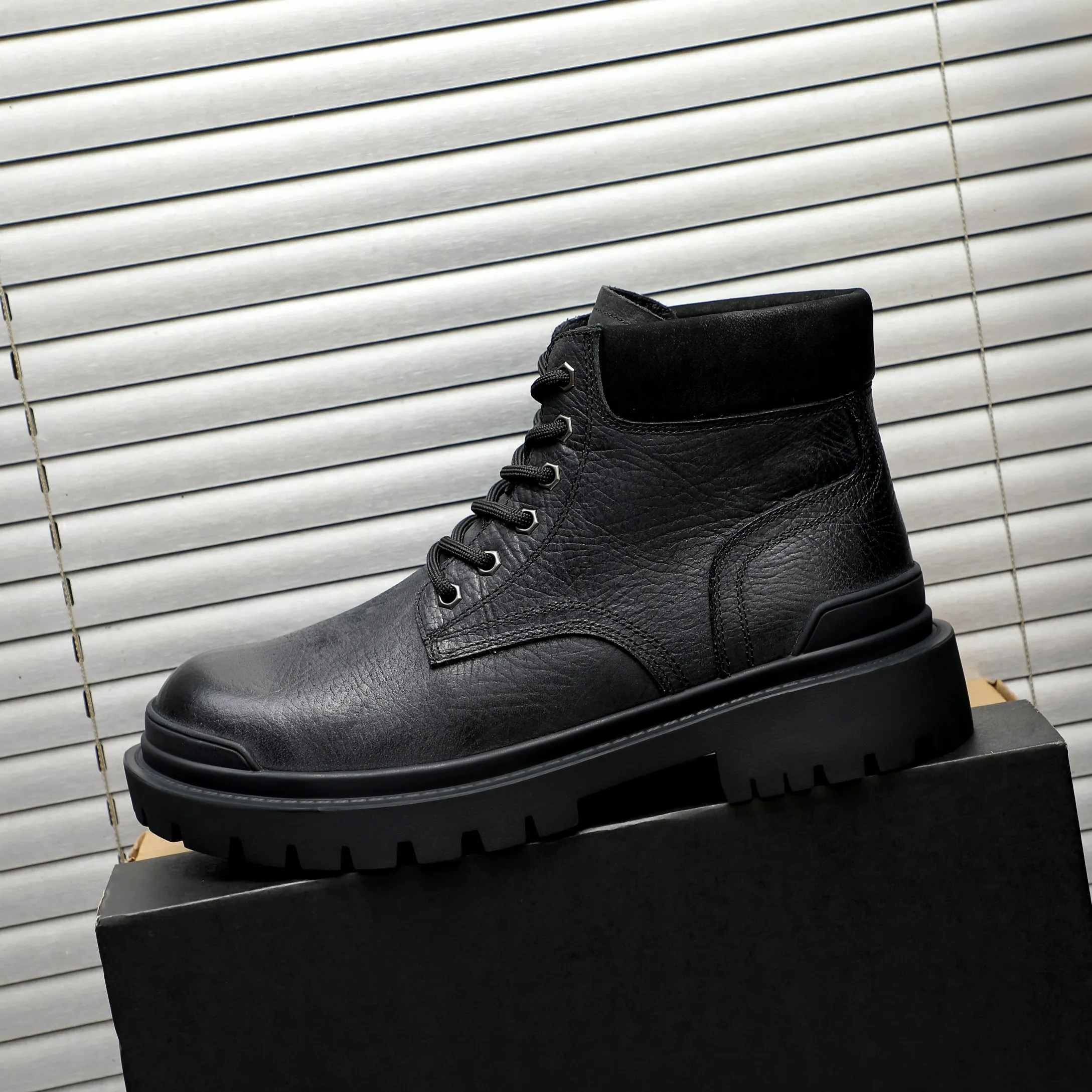 P620 Product trademark: "UGG" Gaobang men's shoes Regular size: 39-44 Product materials: Selected color-brushed cowhide upper, wool lining, original outsole